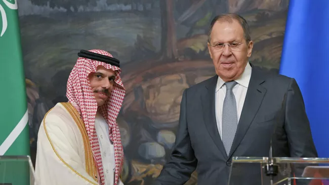 Министр иностранных дел РФ Сергей Лавров и министр иностранных дел Саудовской Аравии принц Фейсал бен Фархан Аль Сауд на пресс-конференции по итогам встречи