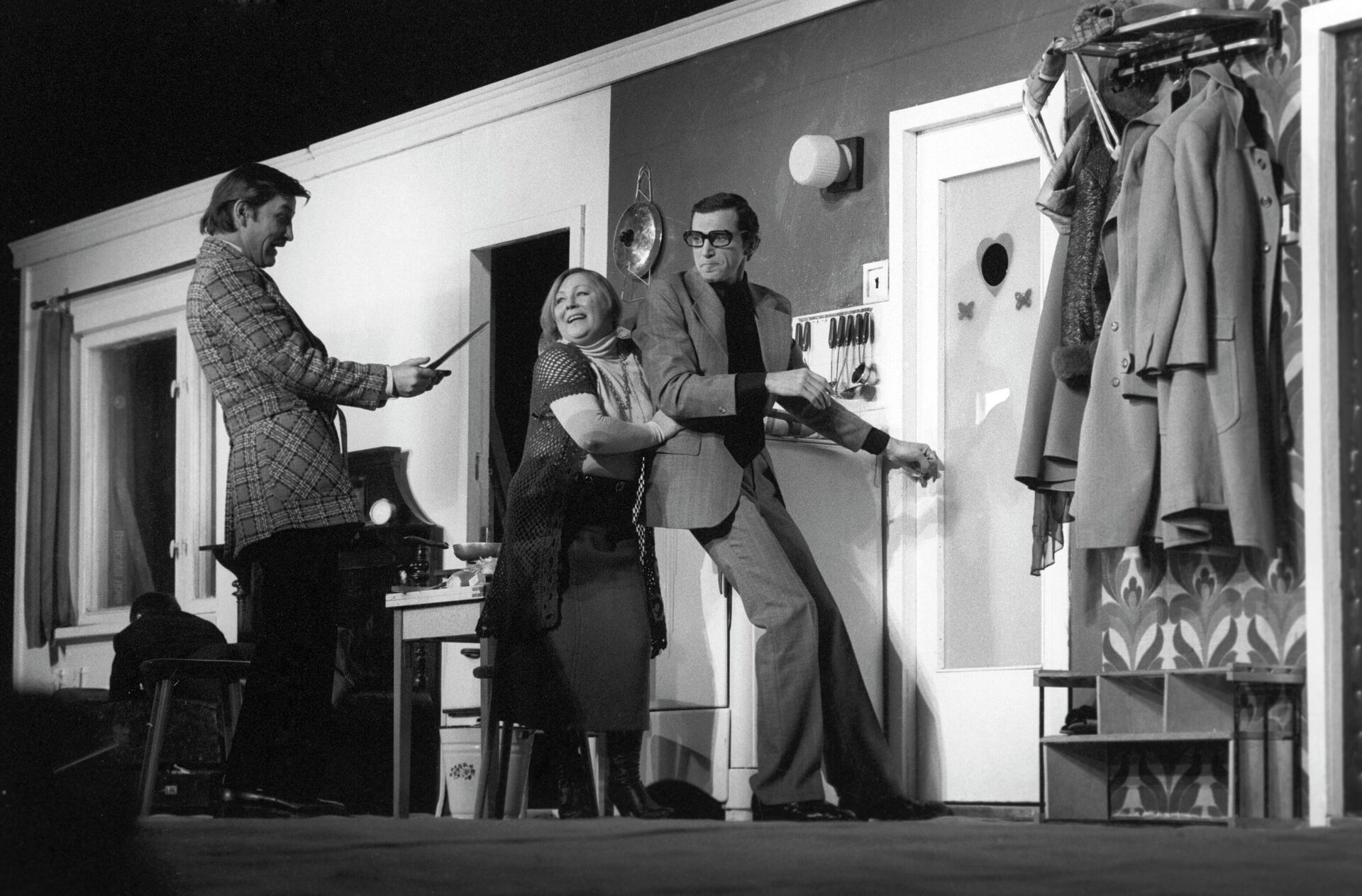 Сцена из спектакля Взрослая дочь молодого человека по пьесе драматурга Виктора Славкина. В роли Прокопа по кличке Утюг - артист Юрий Гребенщиков, Люси, жена Куприянова - актриса Лидия Савченко, Ивченко - артист Эммануил Виторган Сцена из спектакля Взрослая дочь молодого человека по пьесе драматурга Виктора Славкина. В роли Прокопа по кличке Утюг - артист Юрий Гребенщиков, Люси, жена Куприянова - актриса Лидия Савченко, Ивченко - артист Эммануил Виторган - РИА Новости, 1920, 04.07.2025