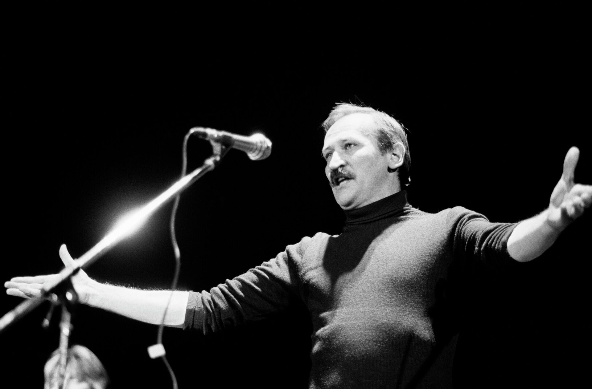 Заслуженный артист РСФСР Леонид Филатов выступает на благотворительном вечере памяти В. Высоцкого Заслуженный артист РСФСР Леонид Филатов выступает на благотворительном вечере памяти В. Высоцкого - РИА Новости, 1920, 04.07.2025