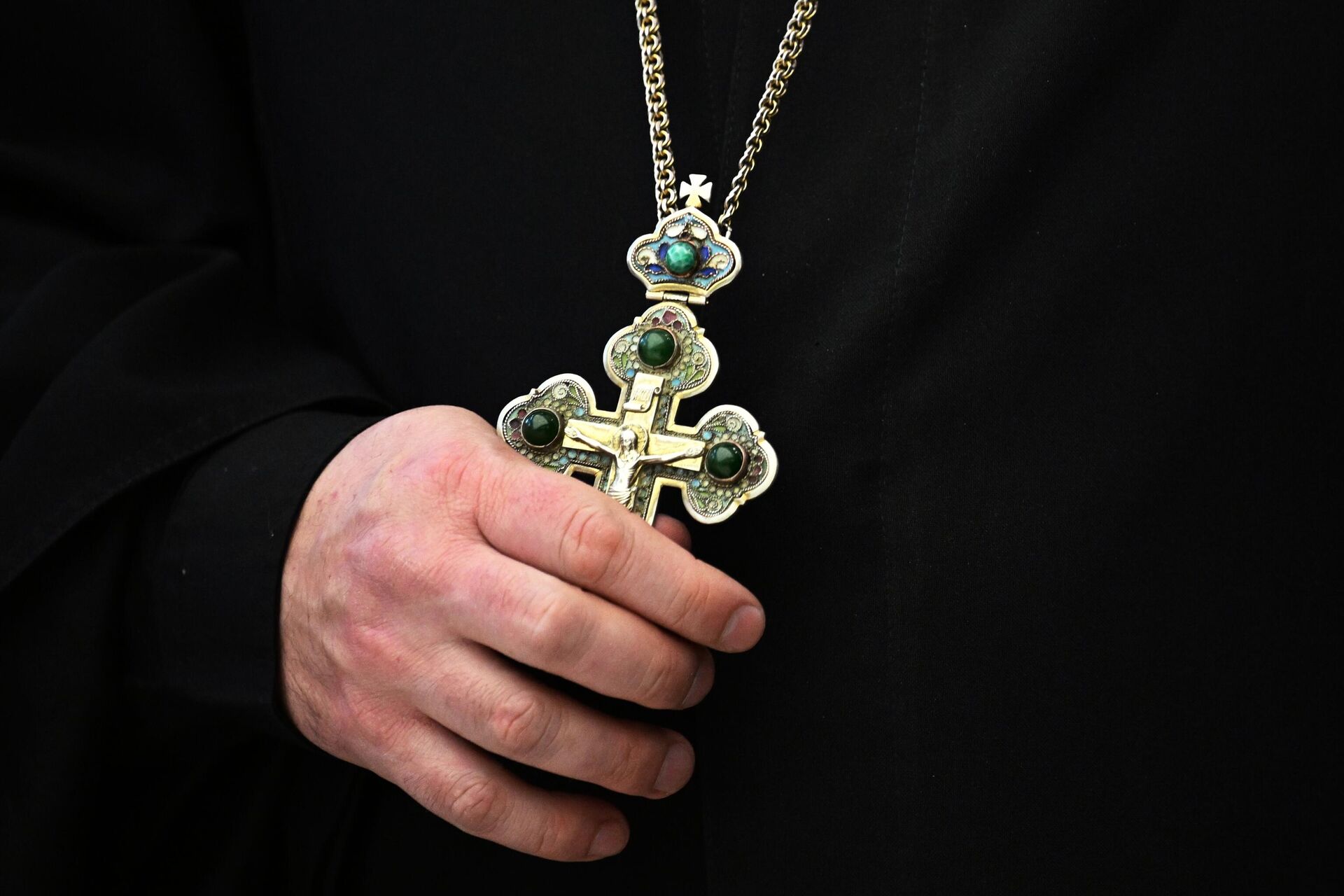 Священнослужитель держит православный крест Священнослужитель держит православный крест - РИА Новости, 1920, 11.12.2025