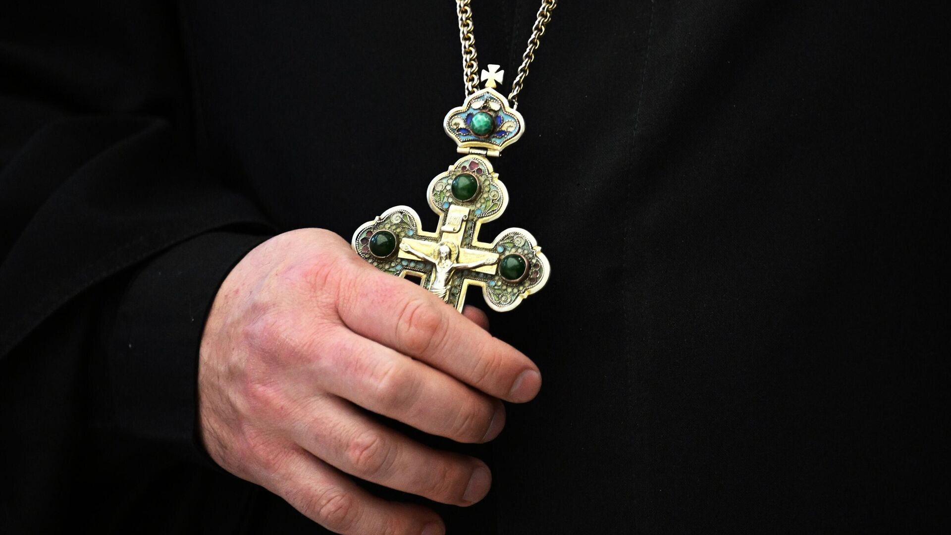 Священнослужитель держит православный крест - РИА Новости, 1920, 12.12.2025