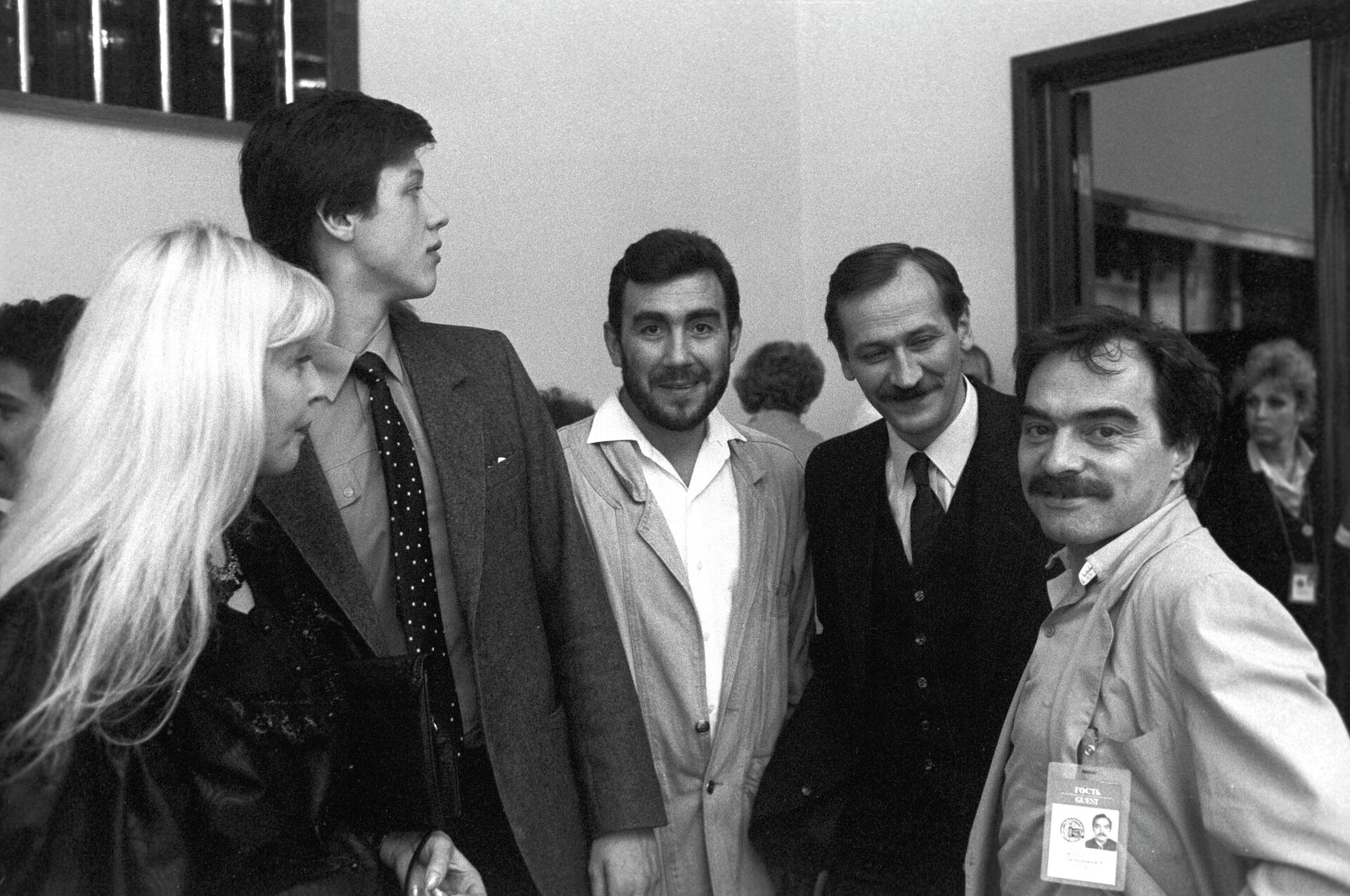 ХУ Московский международный кинофестиваль: актриса Нина Шацкая с сыном, режиссер Евгений Цымбал, актеры Леонид Филатов, Александр Адабашьян ХУ Московский международный кинофестиваль: актриса Нина Шацкая с сыном, режиссер Евгений Цымбал, актеры Леонид Филатов, Александр Адабашьян - РИА Новости, 1920, 04.07.2025