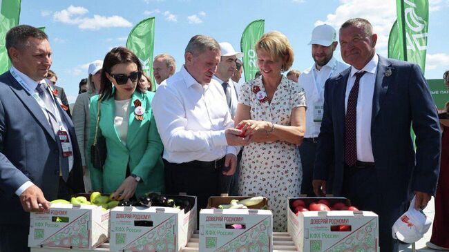 Министр сельского хозяйства и продовольствия Белоруссии Юрий Горлов и министр сельского хозяйства РФ Оксаной Лут во время рабочей поездки в Волгоградскую область