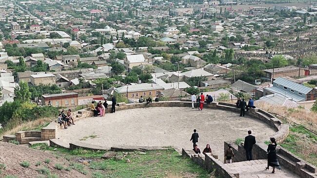 Вид на дагестанский город Дербент со смотровой площадки