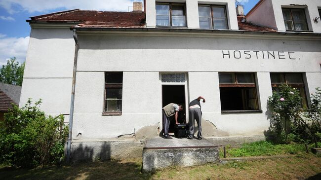 Жители пытаются запустить генератор во время масштабного отключения электроэнергии в чешском городе Бенешов. 4 июля 2025