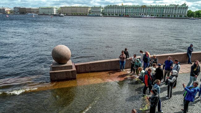 Горожане наблюдают подъем уровня воды в реке Неве. 4 июля 2025