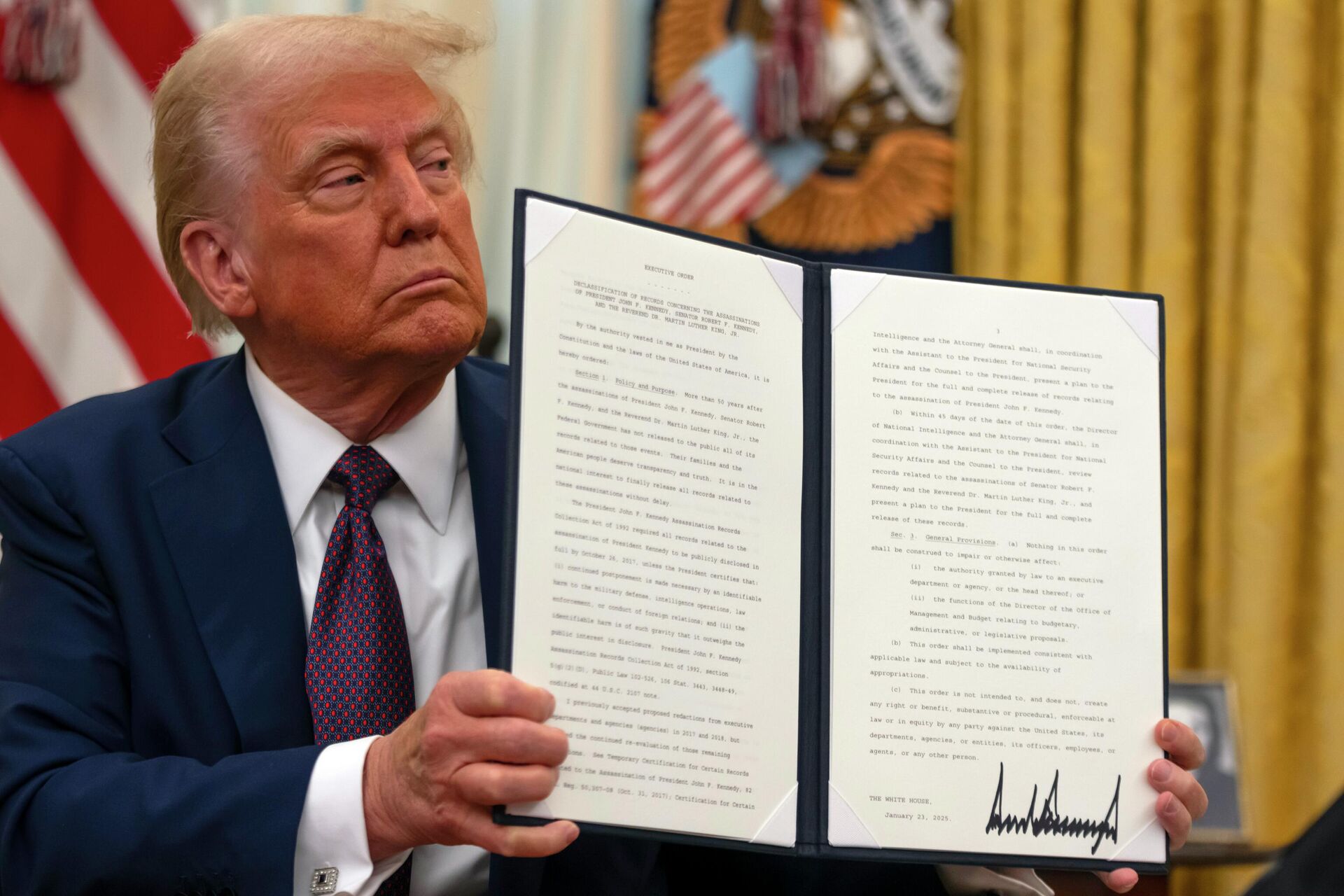 Президент Дональд Трамп держит в руках подписанный указ, направленный на рассекречивание оставшихся федеральных документов, касающихся убийств президента Джона Ф. Кеннеди Президент Дональд Трамп держит в руках подписанный указ, направленный на рассекречивание оставшихся федеральных документов, касающихся убийств президента Джона Ф. Кеннеди - РИА Новости, 1920, 06.07.2025