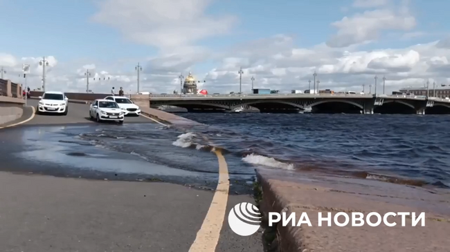 Вода на набережных в центре Петербурга