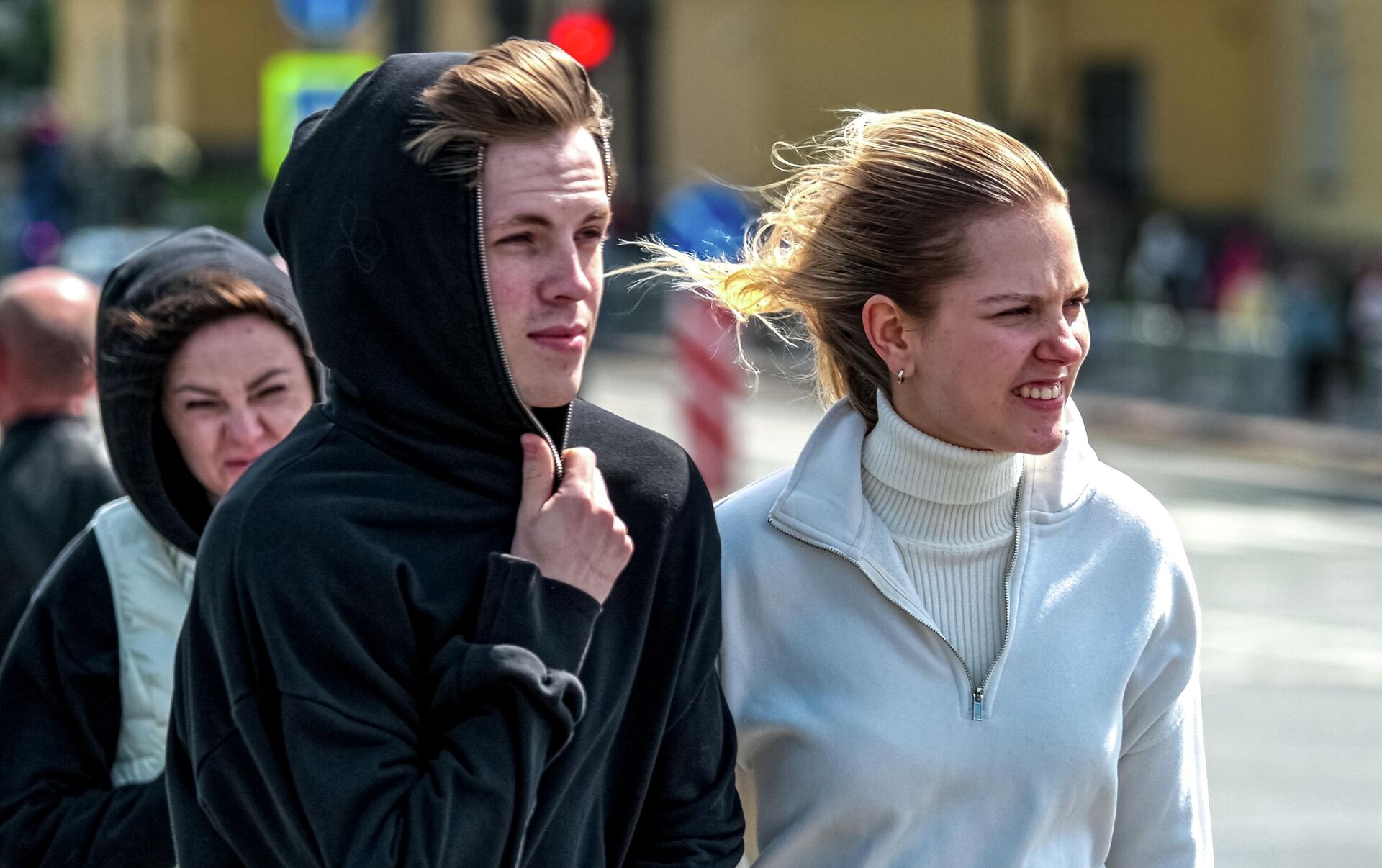 Горожане во время ветреной погоды в Санкт-Петербурге  - РИА Новости, 1920, 12.12.2025