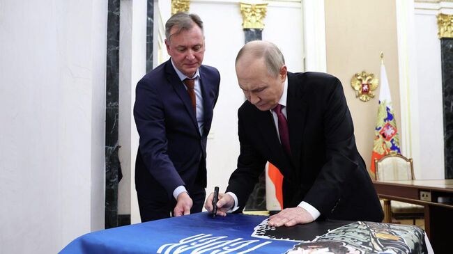 Знамя с личной подписью президента России Владимира Путина вручили в пятницу представителям участвующей в специальной военной операции казачьей разведывательной бригаде Терек Знамя с личной подписью президента России Владимира Путина вручили в пятницу представителям участвующей в специальной военной операции казачьей разведывательной бригаде Терек