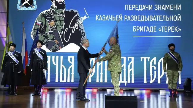 Знамя с личной подписью президента России Владимира Путина вручили в пятницу представителям участвующей в специальной военной операции казачьей разведывательной бригаде Терек