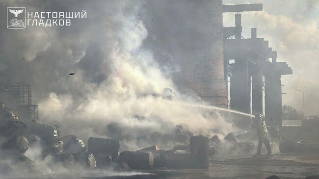 Сотрудники МЧС ликвидируют пожар после атаки БПЛА ВСУ в Шебекино