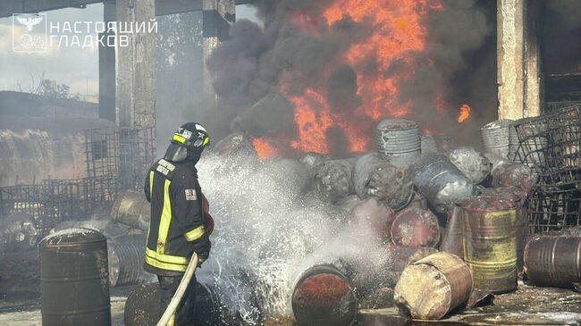 Сотрудники МЧС ликвидируют пожар после атаки БПЛА ВСУ в Шебекино