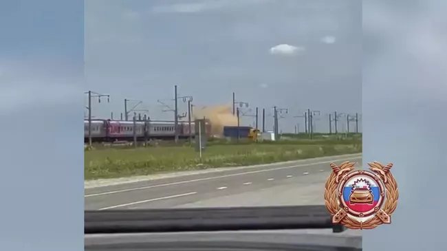Момент ДТП с грузовиком и пассажирским составом на ж/д переезде в Ставропольском крае. Кадр видео