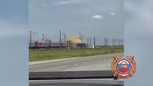 Момент ДТП с грузовиком и пассажирским составом на ж/д переезде в Ставропольском крае. Кадр видео