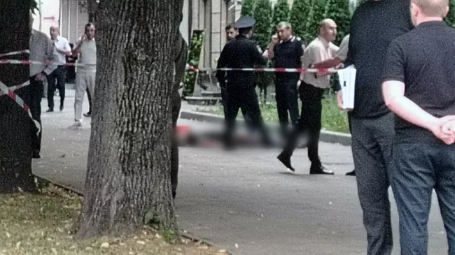 Сотрудники правоохранительных органов на месте нападения на сотрудников ДПС в Нальчике, Кабардино-Балкария
