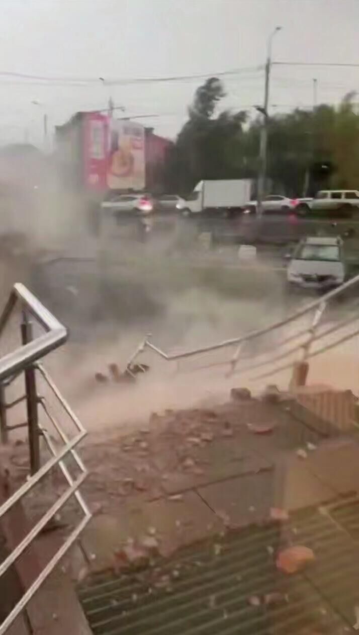 На месте обрушения балкона в Омске. Кадр видео из соцсетей На месте обрушения балкона в Омске. Кадр видео из соцсетей - РИА Новости, 1920, 05.07.2025
