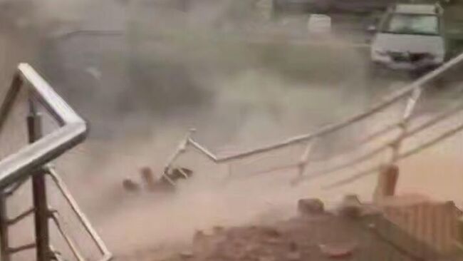 На месте обрушения балкона в Омске. Кадр видео из соцсетей