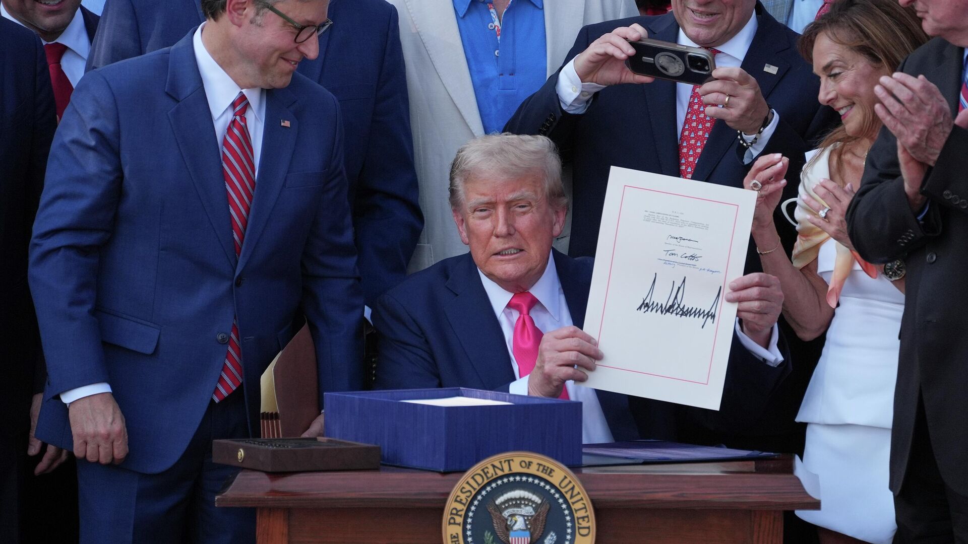 Дональд Трамп с подписанным бюджетным законопроектом США - РИА Новости, 1920, 05.07.2025
