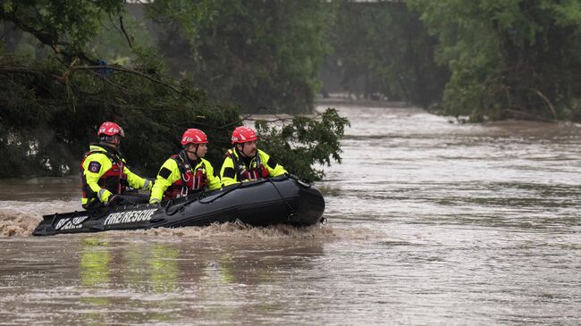 Поисково-спасательный отряд на надувной лодке во время наводнения в Техасе, США