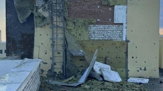 Последствия попадания дрона ВСУ в жилой дом в Энгельсе Саратовской области