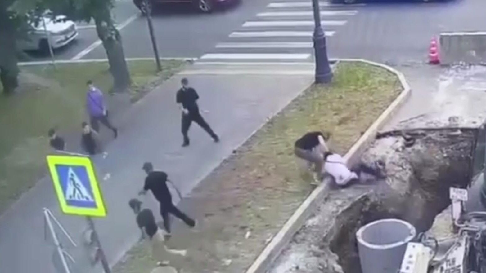 Момент нападения на сотрудника ДПС в Нальчике. Кадр записи камеры видеонаблюдения Момент нападения на сотрудника ДПС в Нальчике. Кадр записи камеры видеонаблюдения - РИА Новости, 1920, 06.07.2025