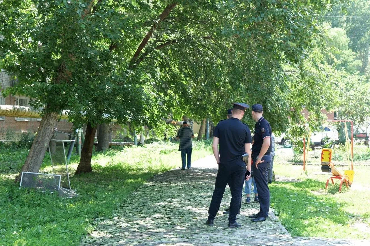 На месте атаки БПЛА по жилому дому в Энгельсе Саратовской области - РИА Новости, 1920, 05.07.2025