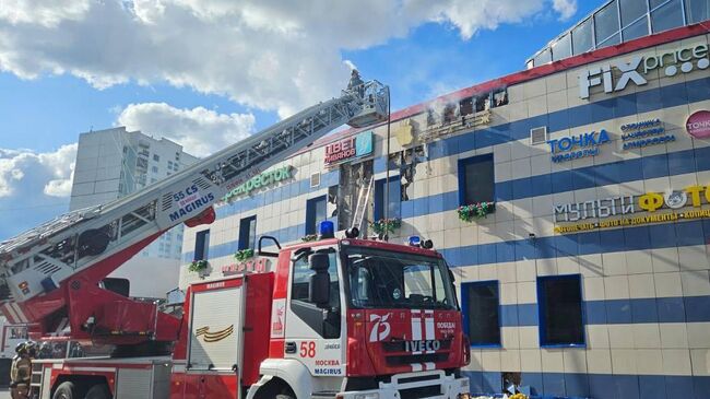 Пожар в ТЦ Солнечный ветер в московском Строгино