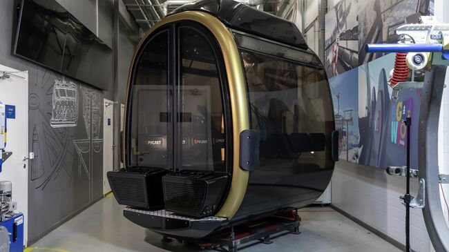 Первая отечественная кабина для канатных дорог, которая оборудована отцепляемым зажимом