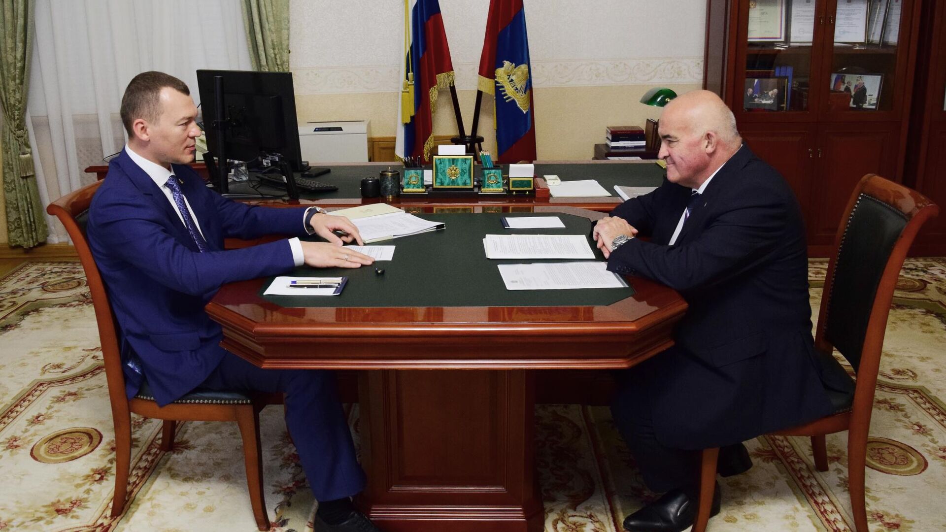 Министр спорта Михаил Дегтярев во время встречи с губернатором Костромской области Сергеем Ситниковым - РИА Новости, 1920, 05.07.2025