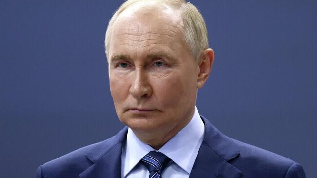 LIVE: Путин посещает выставку Все для Победы и вручает премии за помощь участникам СВО 