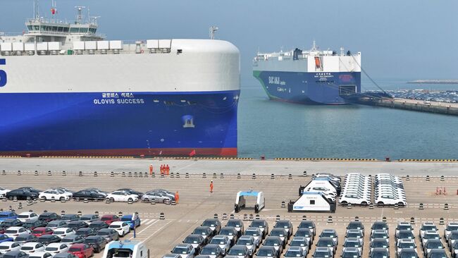 Китайские автомобили перед погрузкой на корабль в поту Яньтая, Китай