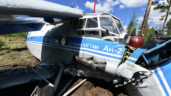Спасатели у самолета АН-2 в Читинском районе