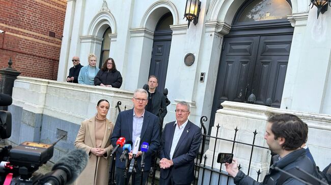 Депутат австралийского правительства Сара Уитти, министр внутренних дел Тони Берк и депутат еврейского правительства Марк Дрейфус обращаются к представителям СМИ возле синагоги Ист-Мельбурн в Мельбурне, Австралия