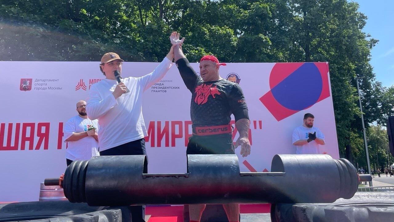Атлет Валерий Остапенко установил рекорд России по подъему бревна - РИА Новости, 1920, 06.07.2025