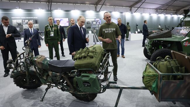 Президент РФ Владимир Путин посещает выставку в Национальном центре Россия, посвящённую итогам трёхлетней работы Народного фронта под девизом Всё для Победы!