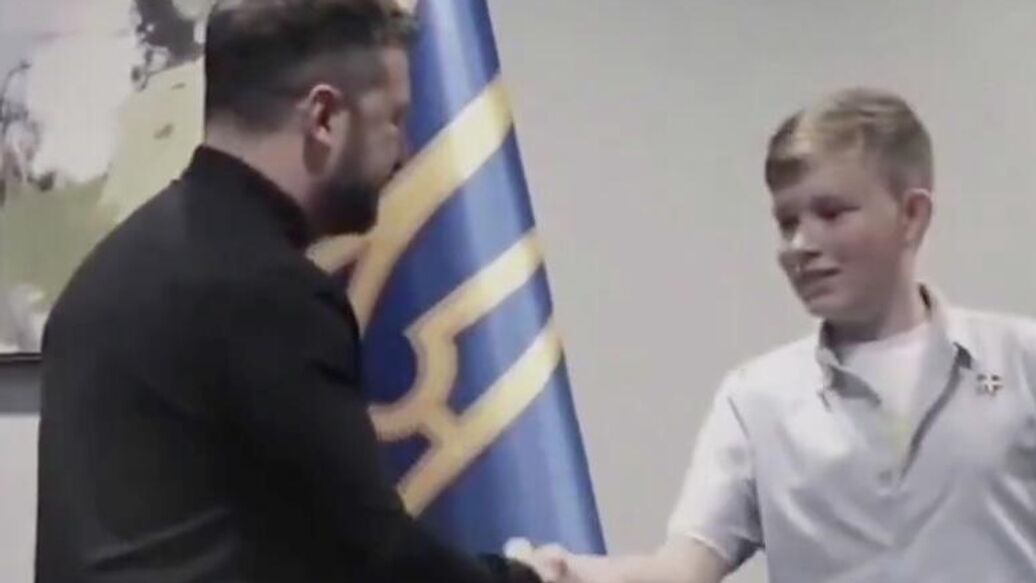 © Koskovics Zoltán/X<br>Зеленский вручил датскому подростку награду 