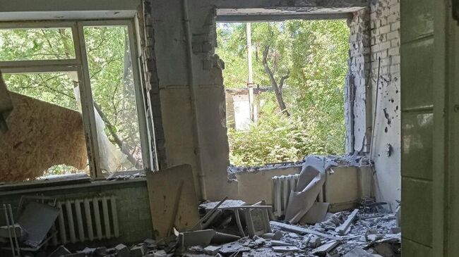 Последствия обстрела со стороны ВСУ по зданию городской поликлиники в Новой Каховке. 6 июля 2025