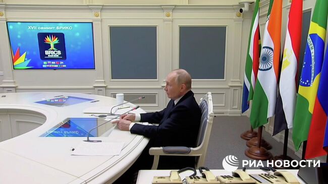Путин: необходимо расширять использование национальных валют в БРИКС