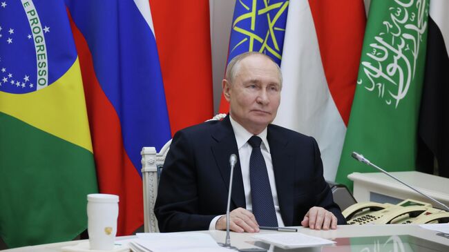 Президент РФ Владимир Путин принимает участие в формате видеоконференции в главном пленарном заседании XVII саммита БРИКС, который проходит под председательством Бразилии в Рио-де-Жанейро. 6 июля 2025