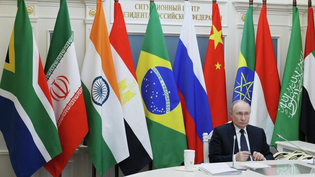 Президент РФ Владимир Путин принимает участие в формате видеоконференции в главном пленарном заседании XVII саммита БРИКС, который проходит под председательством Бразилии в Рио-де-Жанейро. 6 июля 2025