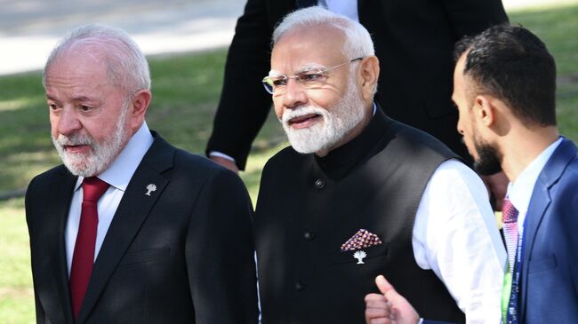 Президент Бразилии Луис Инасиу Лула да Силва и премьер-министр Индии Нарендра Моди на XVII саммите БРИКС под председательством Бразилии в Рио-де-Жанейро. 6 июля 2025