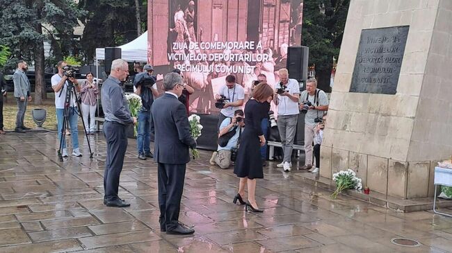 Президент Молдавии Майя Санду, спикер парламента Игорь Гросу и министр культуры Сергей Продан во время акции памяти жертв депортаций