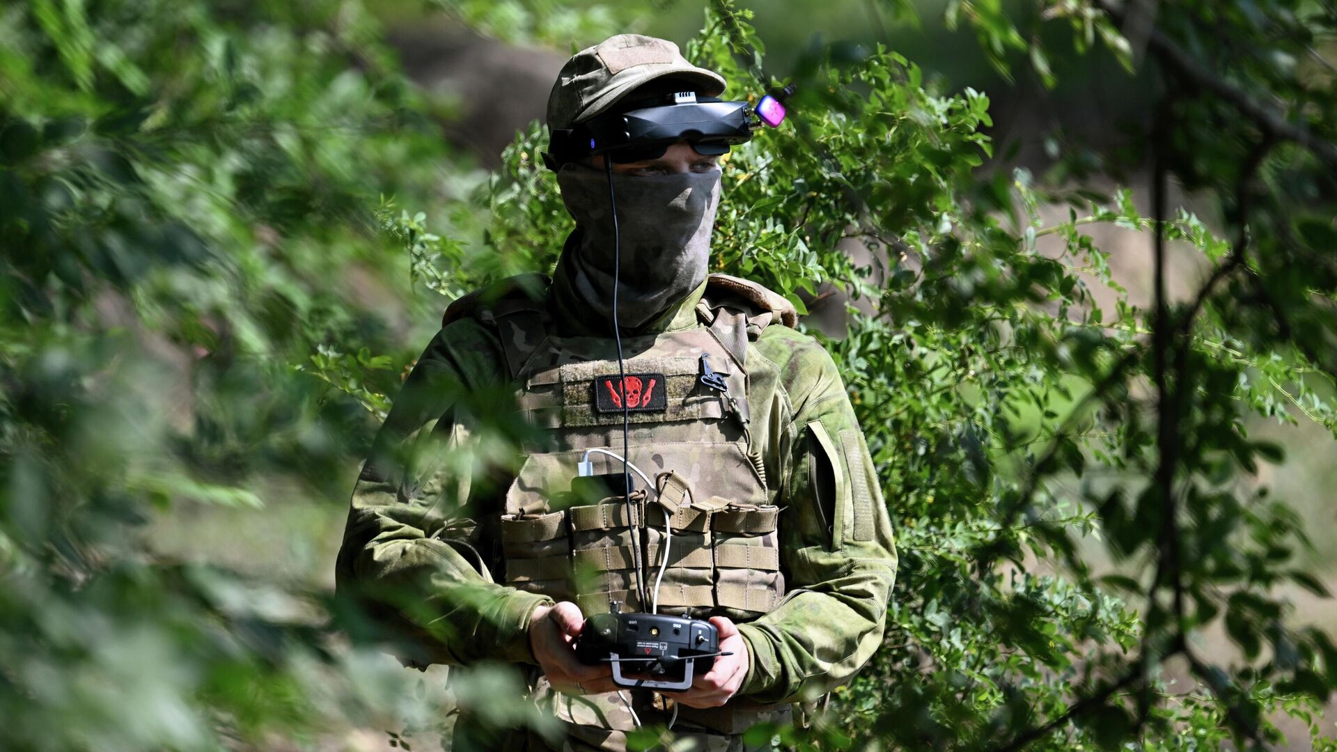 Оператор FPV-дрона Оператор FPV-дрона - РИА Новости, 1920, 23.09.2025