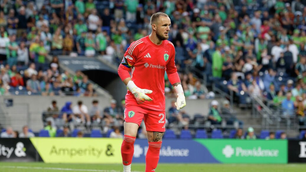 Вратаря "Сиэтла" госпитализировали после удара коленом в голову на поле