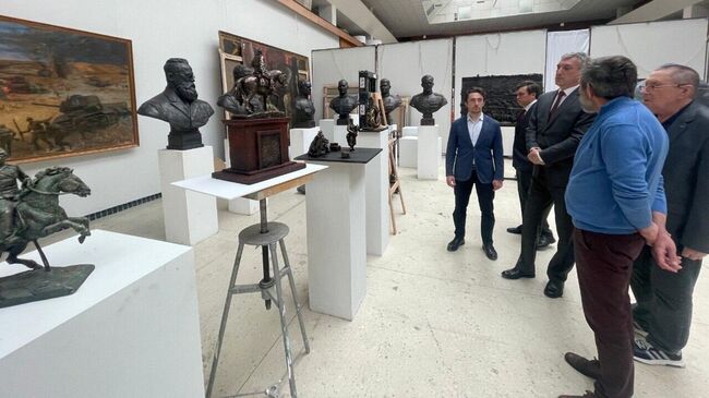 Василий Орлов обсудил с художниками и скульпторами студии Грекова создание исторических скульптур Василий Орлов обсудил с художниками и скульпторами студии Грекова создание исторических скульптур