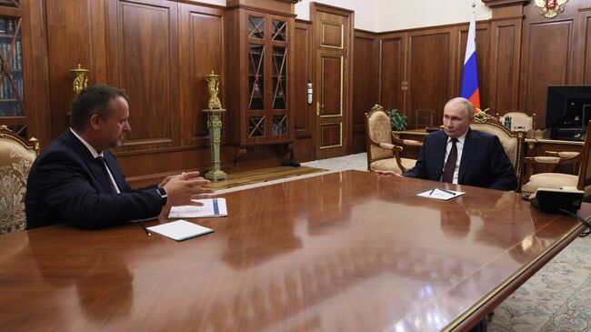 Президент РФ Владимир Путин и заместитель министра транспорта РФ Андрей Никитин во время встречи