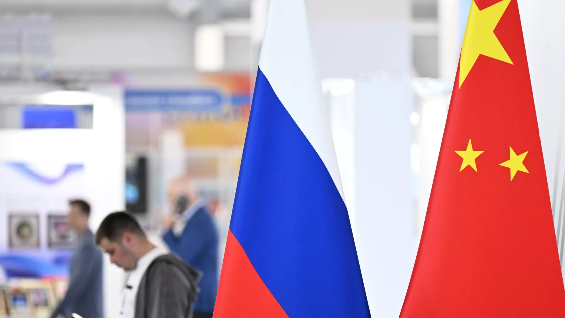 Флаги России и Китая
