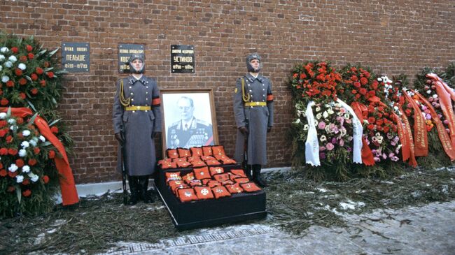 Похороны члена Политбюро ЦК КПСС, министра обороны СССР, Маршала Советского Союза, депутата Верховного Совета СССР Дмитрия Федоровича Устинова