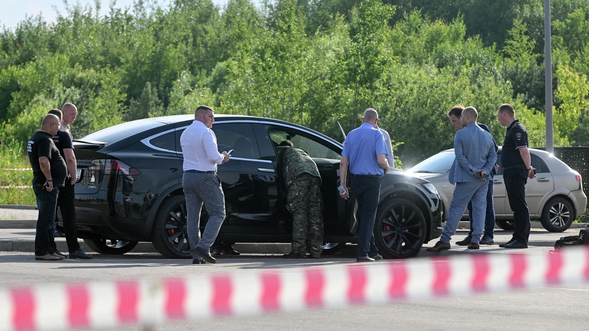 Следователи у машины экс-министра транспорта РФ Романа Старовойта на парковке в Одинцовском городском округе Московской области, где 7 июля было найдено его тело - РИА Новости, 1920, 08.07.2025